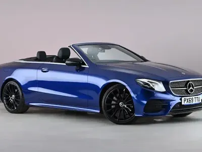 Usado Mercedes E220 AMG line 194 HP (142 kW) 2019 Azul Cabrios