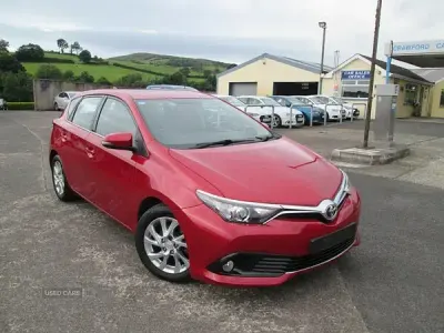 Used Toyota Auris 112 HP (82 kW) 2016 Red Hatchback