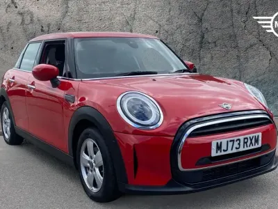 Begagnad Mini Cooper Classic 134 HK (98 kW) 2023 Röd Halvkombi