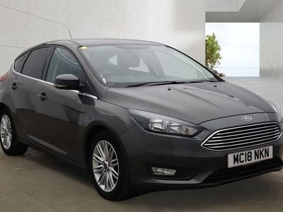 Usado Ford Focus Zetec 125 HP (91 kW) 2018 Cinzento Citadino