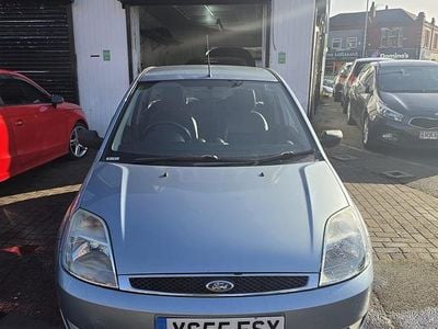 Usado Ford Fiesta Ghia 100 HP (73 kW) 2005 Azul Citadino