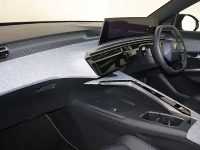 Używany Peugeot e-3008 GT 152 kW (207 KM) 2025 Niebieski SUV
