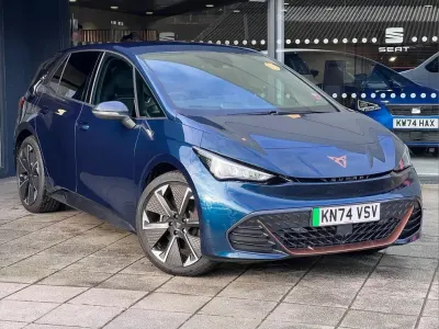 Begagnad Cupra Born e-Boost 239 kW (326 HK) 2024 Blå Halvkombi