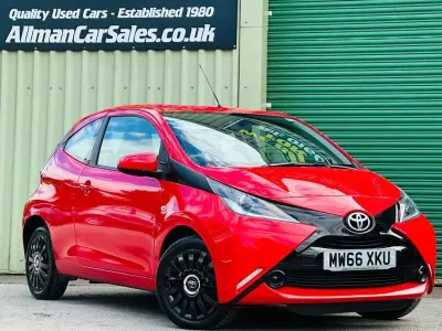 Usado Toyota Aygo X-play 68 CV (50 kW) 2017 Rojo Utilitario