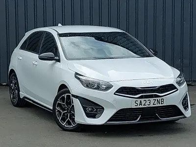 Begagnad Kia Ceed GT-Line 158 HK (116 kW) 2023 Vit Halvkombi