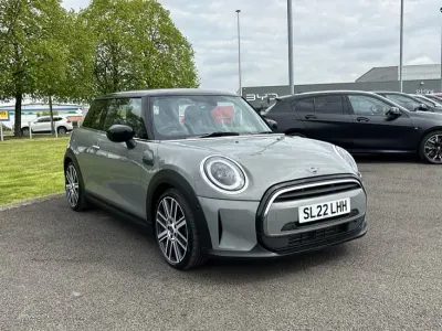 Usado Mini Cooper Exclusive 134 HP (98 kW) 2022 Cinzento Citadino