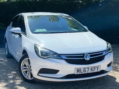 Usado Vauxhall Astra Design Edition 110 HP (80 kW) 2017 Branco Citadino