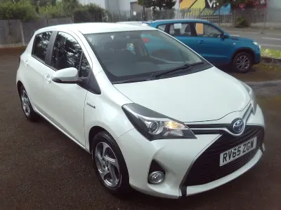 Used Toyota Yaris 101 HP (74 kW) 2015 White Hatchback