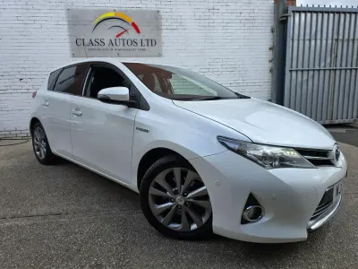 Używany Toyota Auris Hybrid 136 KM (100 kW) 2013 Biały Hatchback