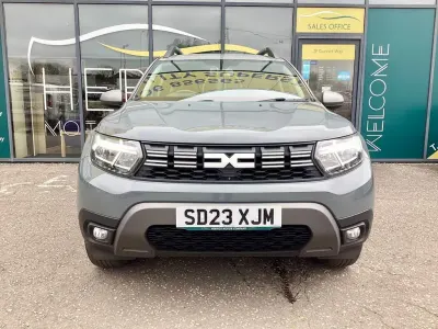 Käytetty Dacia Duster Journey 130 HP (95 kW) 2023 Harmaa Katumaasturi
