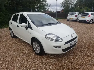 Używany Fiat Punto Pop 69 KM (50 kW) 2017 Biały Hatchback
