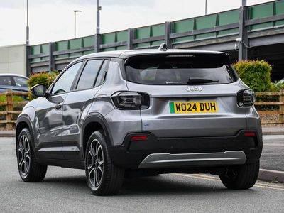 Begagnad Jeep Avenger EV Summit 113 kW (154 HK) 2024 Grå SUV