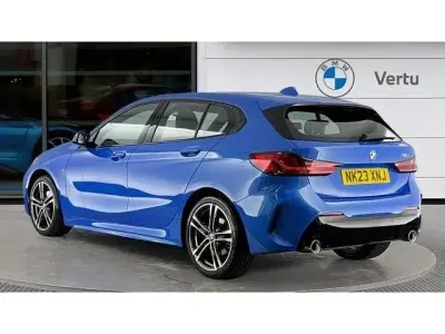 Begagnad BMW 118 M Sport 150 HK (110 kW) 2023 Blå Halvkombi