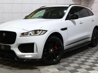 Begagnad Jaguar F-Pace Chequered Flag 180 HK (132 kW) 2020 Vit SUV