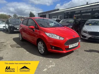 Używany Ford Fiesta Zetec 2013 Czerwony Hatchback