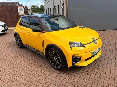 Used Renault R5 Iconic 110 kW (150 HP) 2025 Yellow/black Hatchback