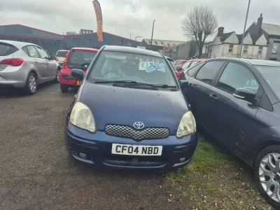 Begagnad Toyota Yaris 85 HK (62 kW) 2004 Blå Halvkombi