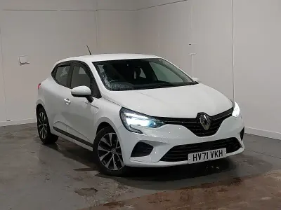 Used Renault Clio V Iconic 90 HP (66 kW) 2021 White Hatchback