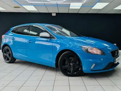Usado Volvo V40 R-Design 120 CV (88 kW) 2015 Azul Utilitario