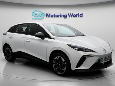 Begagnad MG MG4 EV SE 319 kW (435 HK) 2023 Vit Halvkombi