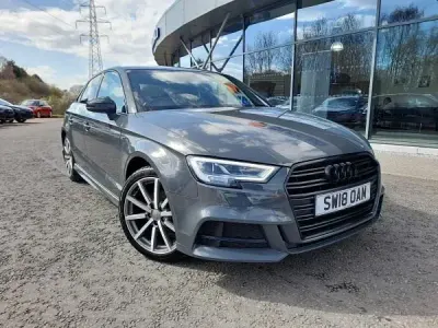 Usado Audi A3 Black Edition 150 CV (110 kW) 2018 Gris Berlina