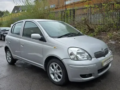 Używany Toyota Yaris 2005 Srebrny Hatchback