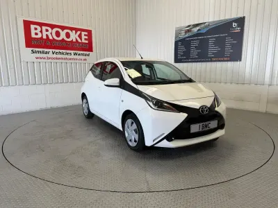 Used Toyota Aygo X-play 69 HP (50 kW) 2016 White Hatchback