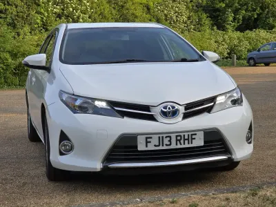 Used Toyota Auris Hybrid 136 HP (100 kW) 2013 White Hatchback