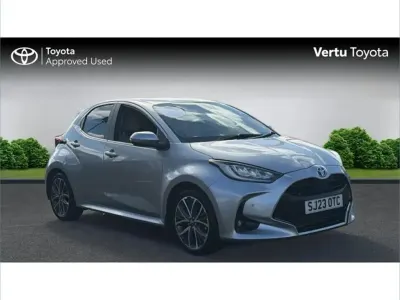 Usado Toyota Yaris Hybrid 116 HP (85 kW) 2023 Prateado Citadino