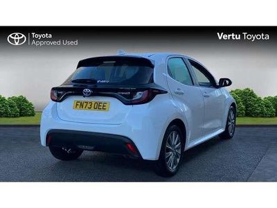 Used Toyota Yaris Hybrid 116 HP (85 kW) 2023 White Hatchback