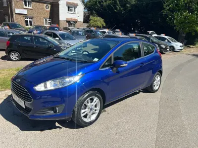 Używany Ford Fiesta Zetec 82 KM (60 kW) 2015 Niebieski Hatchback
