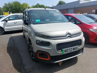 Begagnad Citroën Berlingo XTR 100 kW (136 HK) 2022 Beige Minibuss