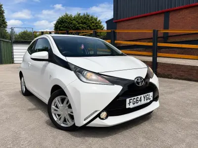 Used Toyota Aygo x-press 68 HP (50 kW) 2014 White Hatchback