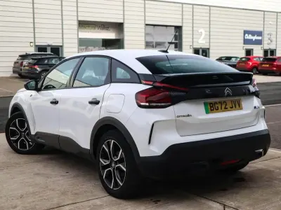 Begagnad Citroën e-C4 100 kW (136 HK) 2022 Vit Halvkombi