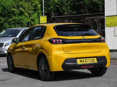 Used Peugeot 208 Active Premium 99 HP (72 kW) 2021 Yellow Hatchback