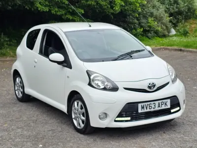 Gebraucht Toyota Aygo 68 PS (50 kW) 2013 Weiß Kleinwagen