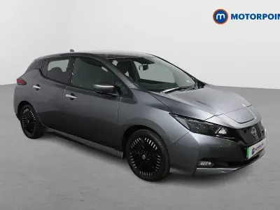 Begagnad Nissan Leaf Tekna 110 kW (150 HK) 2023 Grå Halvkombi