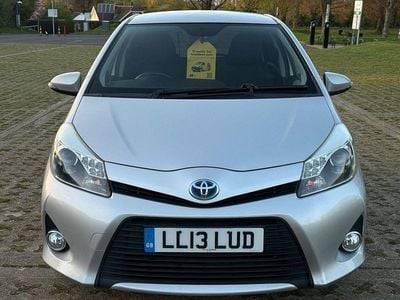 Second-hand Toyota Yaris Hybrid T4 101 CP (74 kW) 2013 Argintiu Hatchback