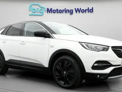 Usado Vauxhall Grandland X SRi 131 HP (96 kW) 2021 Branco SUV