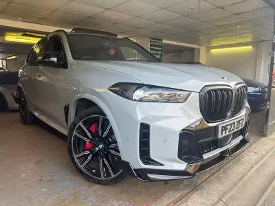 Begagnad BMW X5 M Sport 530 HK (389 kW) 2023 Grå SUV