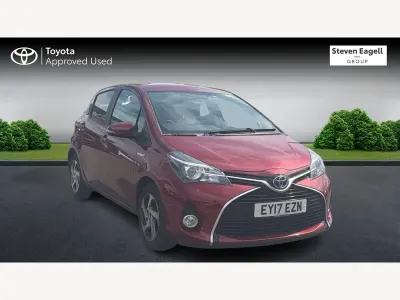 Used Toyota Yaris 100 HP (73 kW) 2017 Red Hatchback