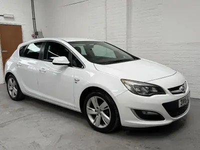 Gebraucht Vauxhall Astra SRi 115 PS (84 kW) 2015 Weiß Kleinwagen