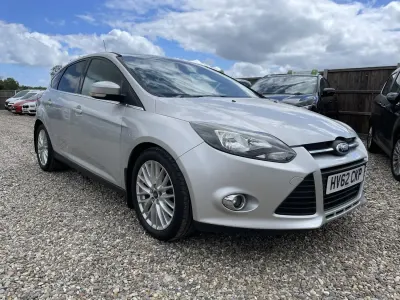 Begagnad Ford Focus Zetec 115 HK (84 kW) 2012 Silver Halvkombi