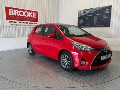 Used Toyota Yaris 99 HP (72 kW) 2015 Red Hatchback