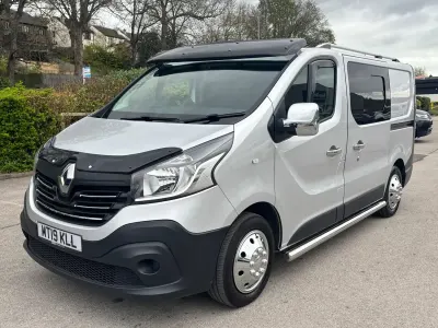 Usado Renault Trafic Business 120 CV (88 kW) 2019 Plateado Monovolumen