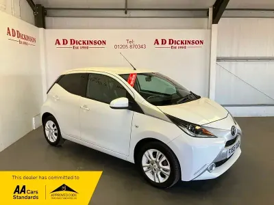 Used Toyota Aygo X-pure 69 HP (50 kW) 2015 White Hatchback