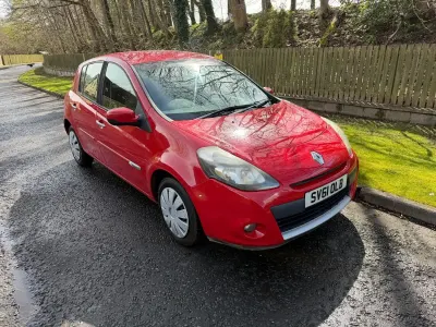 Używany Renault Clio II Expression 74 KM (54 kW) 2011 Czerwony Hatchback