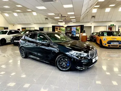 Begagnad BMW 120 M Sport 190 HK (139 kW) 2020 Svart Halvkombi
