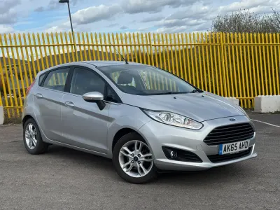 Usado Ford Fiesta Zetec 2015 Prateado Citadino