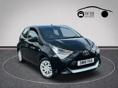 Usado Toyota Aygo X-play 71 HP (52 kW) 2018 Preto Citadino